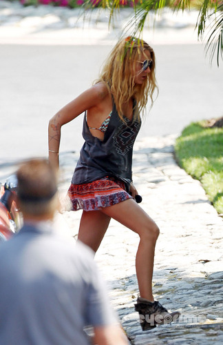  Blake Lively on the Set of “Savages” in Laguna Beach, Sep 13