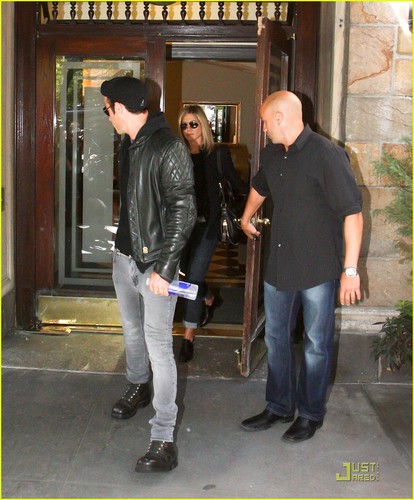  Jennifer Aniston & Justin Theroux Walk in the West Village