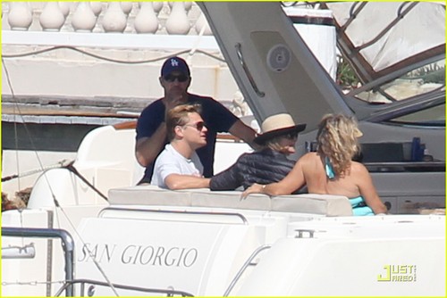  Leonardo DiCaprio: Saturday Sydney नाव Ride with Tobey Maguire!
