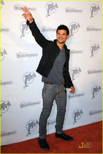  Taylor Lautner: Cambio Live Chat This Friday!