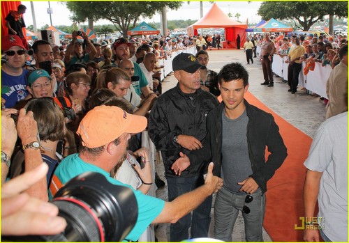  Taylor Lautner: Cambio Live Chat This Friday!