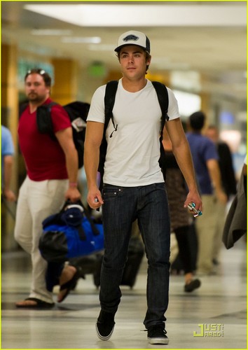  Zac Efron: 'Lucky One' Hits Theaters August 2012!