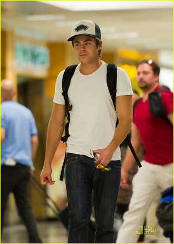  Zac Efron: 'Lucky One' Hits Theaters August 2012!