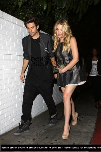  16.09 - Arriving at the замок Marmont in Hollywood