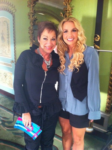  Britney - Loose Women' interview with Denise Welch in ロンドン - September 16, 2011