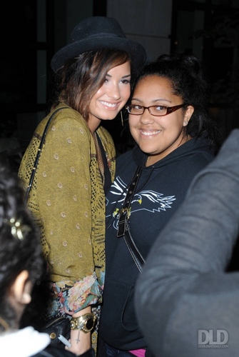  Demi - Leaves her hotel and heads to Best Buy to buy her new album in NYC - September 20, 2011