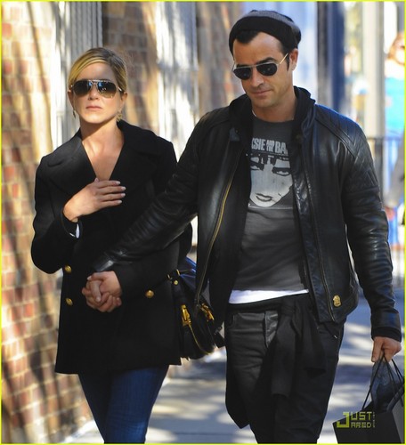  Jennifer Aniston & Justin Theroux Holds Hands in NYC