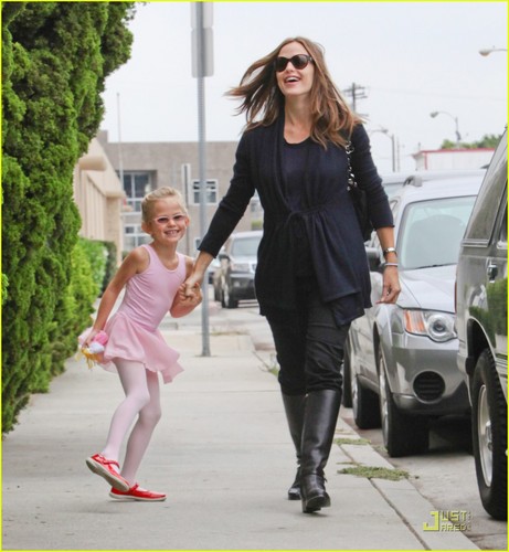  Jennifer Garner's Wardrobe Staple: Mama Spanx!