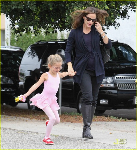  Jennifer Garner's Wardrobe Staple: Mama Spanx!