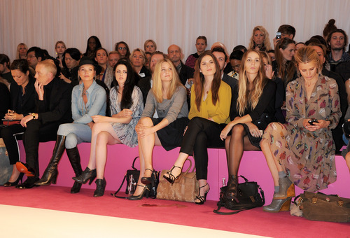  Kristen Stewart at Mulberry Fashion tampil