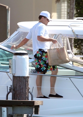  Leo and Tobey maguire on a barco