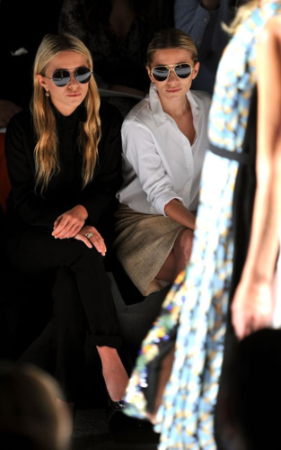  Mary-Kate & Ashley Olsen - At the J. Mendel Spring 2012 显示 in New York City, September 14, 2011