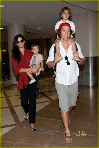  Matthew McConaughey: LAX with Levi & Vida!