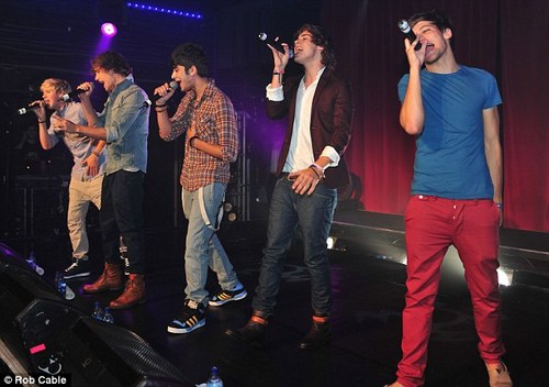  One Direction comida Fight on stage at G.A.Y!