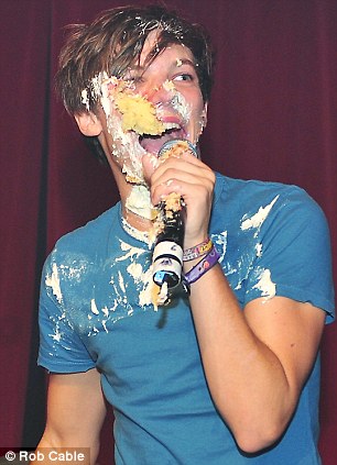  One Direction comida Fight on stage at G.A.Y!