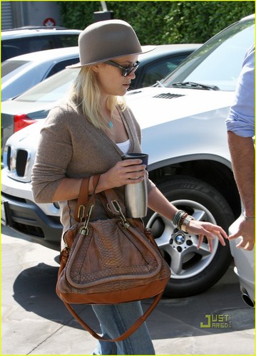  Reese Witherspoon: On The Mend After Being Hit door Car