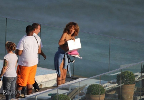  蕾哈娜 - At her hotel's pool in Rio de Janeiro - September 20, 2011