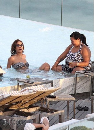  रिहाना - At her hotel's pool in Rio de Janeiro - September 20, 2011