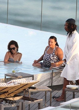  리한나 - At her hotel's pool in Rio de Janeiro - September 20, 2011