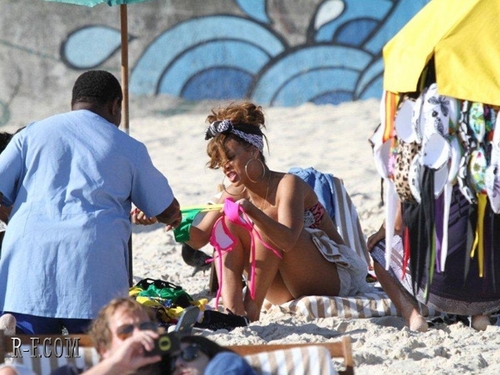  Rihanna - On the plage in Rio de Janeiro - September 19, 2011