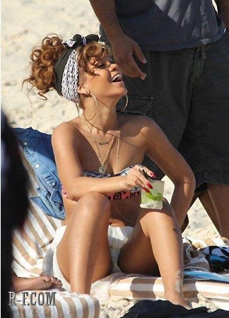  Rihanna - On the ساحل سمندر, بیچ in Rio de Janeiro - September 19, 2011