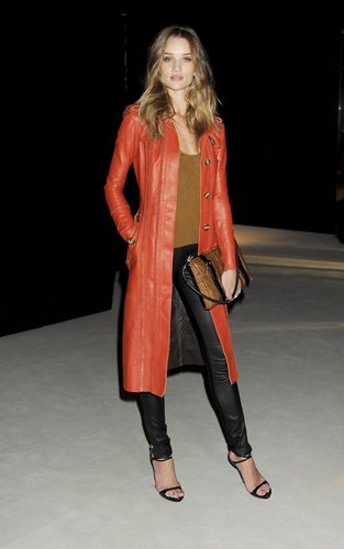  Rosie Huntington Whiteley and Sienna Miller at the burberry mostrar as part of Londres Fashion Week