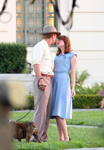  Ryan gosling کے, بطخا and Emma Stone on location filming "The Gangster Squad".