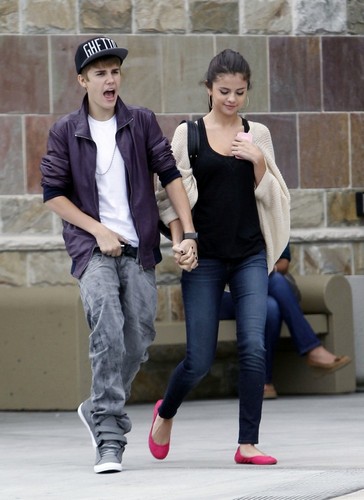  Selena - Walking In Los Angeles With Justin Bieber - September 16, 2011