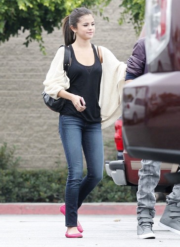  Selena - Walking In Los Angeles With Justin Bieber - September 16, 2011
