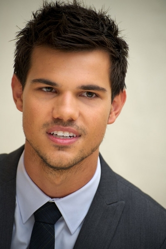  Taylor Lautner - Abduction Press Conference