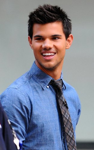  Taylor Lautner - Today Show.(Arrival)