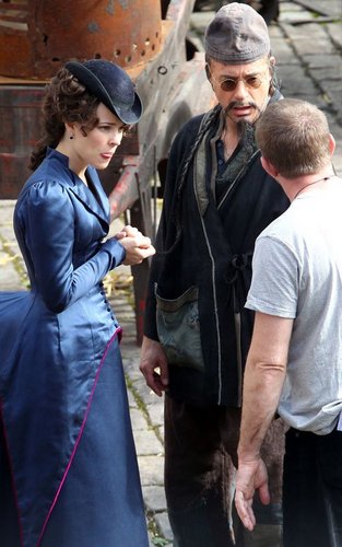  Rachel McAdams and Robert Downey Jr on the set of "Sherlock Holmes 2" (September 22).