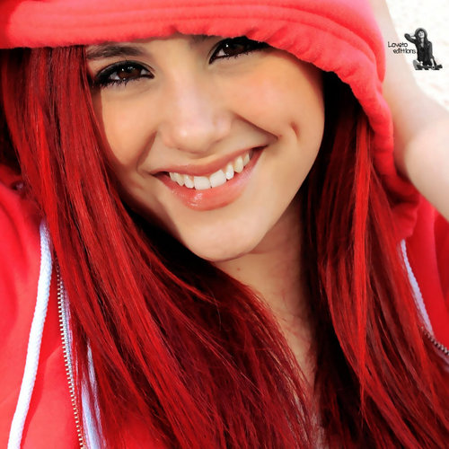  Ariana with her merah jambu hoodie!