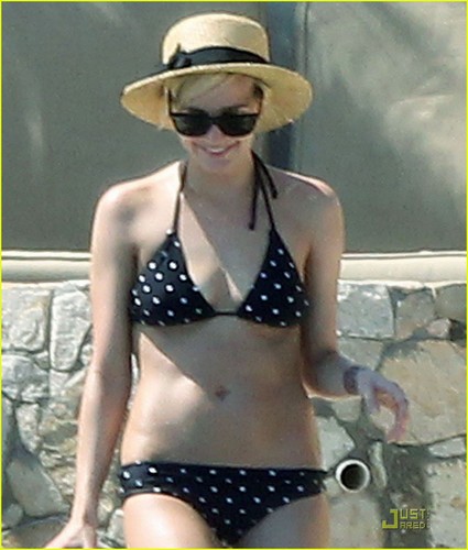 Ashlee Simpson: Bikini Babe in Mexico!