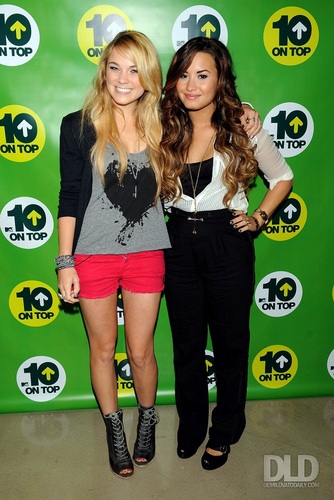  Demi - MTV's 10 On top, boven - September 21, 2011