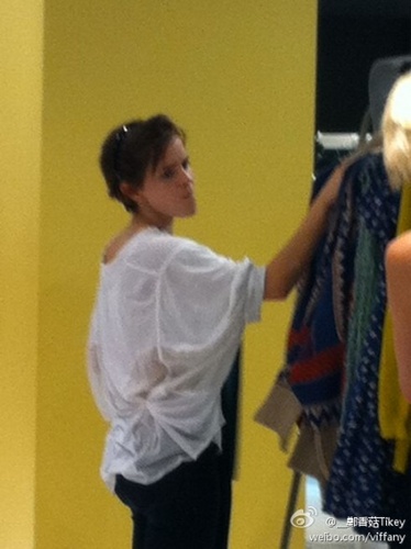  Emma Out in 런던 (Sept. 22) Shopping at TopShop