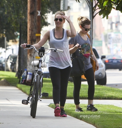  Hilary - With Haylie out and about in Toluca Lake - September 23, 2011