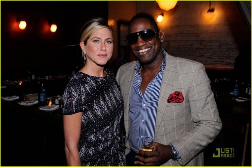  Jennifer Aniston: Artists for Haiti makan malam, majlis makan malam with Susan Sarandon!