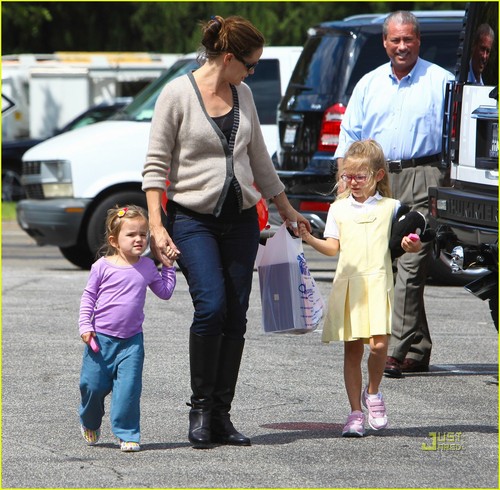 Jennifer Garner: Brentwood Country Mart with the Girls