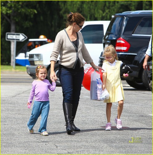  Jennifer Garner: Brentwood Country Mart with the Girls