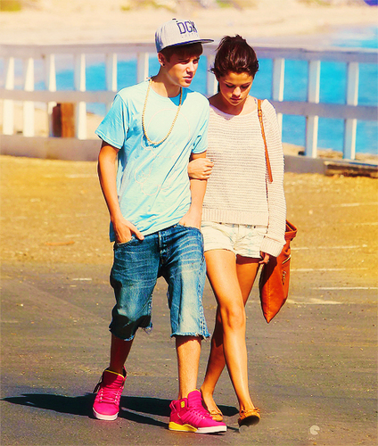  Justin & Selena at Malibu pantai Today