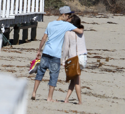  Justin & Selena at Malibu ビーチ Today