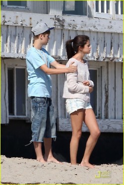  Justin & Selena at Malibu de praia, praia Today