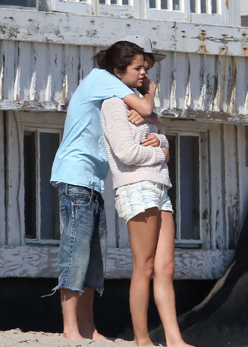  Justin & Selena at Malibu সৈকত Today