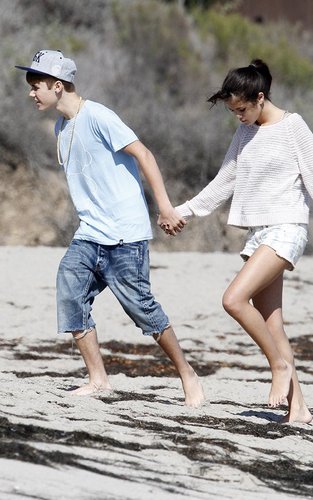  Justin & Selena at Malibu beach, pwani Today