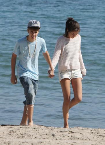  Justin & Selena at Malibu plage Today