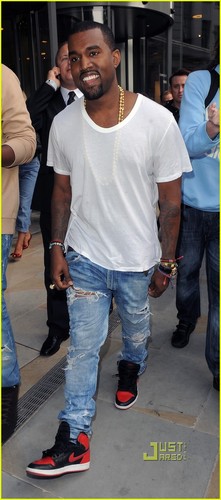  Kanye West: Front Row at Christopher Kane Show!