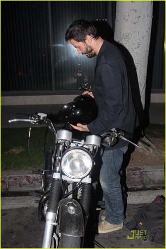  Keanu Reeves: Motorcycle Man!