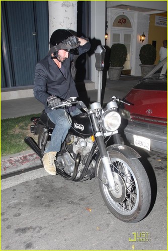  Keanu Reeves: Motorcycle Man!