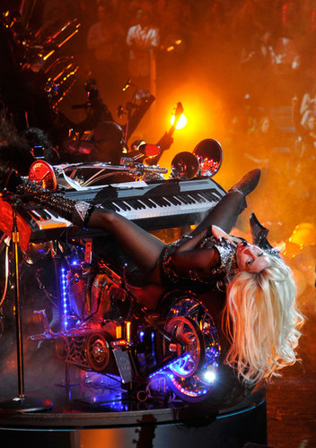  Lady Gaga performing @ iHeartRadio música Festival